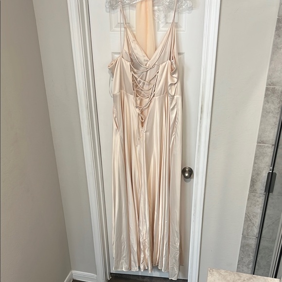 Elegant Cream Wedding Dress - Picture 4 of 4